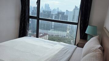 Apartamento estándar, balcón, vistas a la ciudad | Cortinas opacas y sistema de insonorización