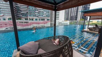 Una piscina al aire libre