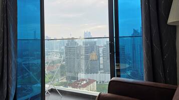 Appartement Standard, balcon, vue ville | Coin séjour