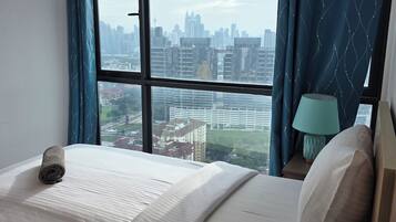 Apartamento estándar, balcón, vistas a la ciudad | Cortinas opacas y sistema de insonorización