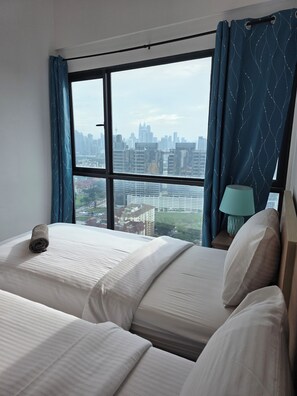 Apartamento estándar, balcón, vistas a la ciudad | Cortinas opacas y sistema de insonorización