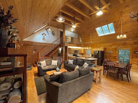 Fireplace, ping pong, books. 4-bedroom 3 full bath, house in amazing Lake Geneva with AC.