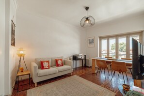 TV - SANTA CATARINA FLAT 2BD with BALCONY by VACATIONY (Oporto)