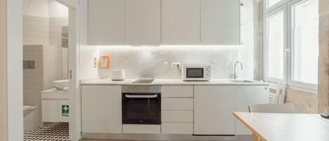 Réfrigérateur, micro-ondes, four, cafetière/bouilloire