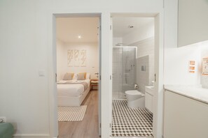 Douche, séchoir à cheveux, serviettes fournies, savon