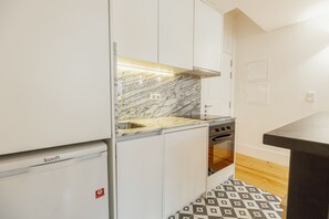 Fridge, oven, coffee/tea maker, electric kettle