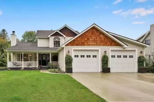 5-Bedroom home, Hot Tub and walking distance to the Village!