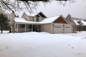 Exterior - 5-Bedroom home, Hot Tub and walking distance to the Village! (Ellicottville)