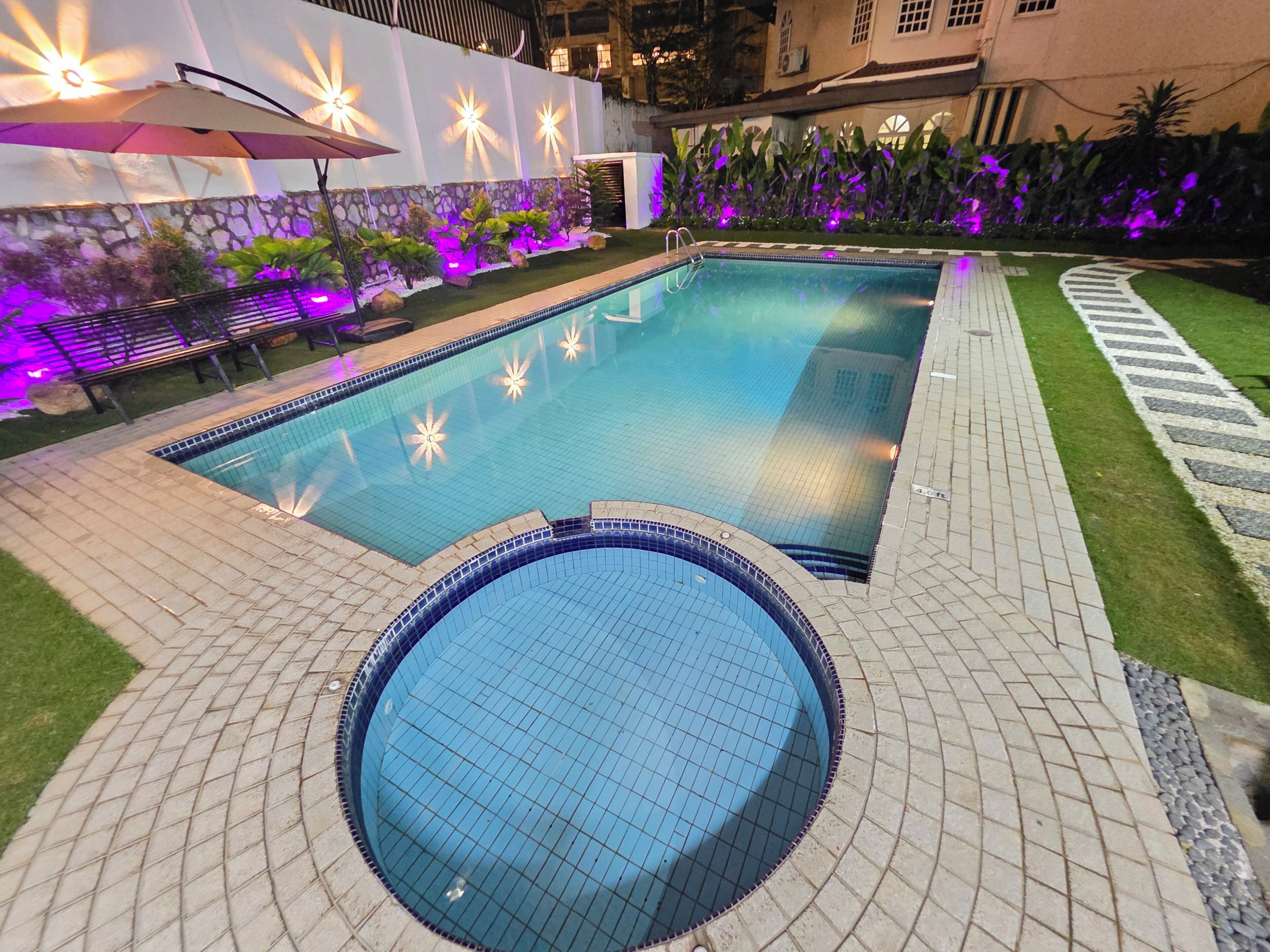 สระว่ายน้ำกลางแจ้ง