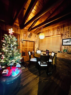 Dining - Cozy 2-bedroom cabin in peaceful Tahoma (Tahoma)
