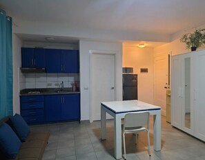 Monolocale comfort, balcone | Cucina privata | Frigorifero, pentole/stoviglie/utensili