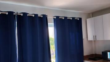 Monolocale Deluxe, balcone, vista piscina | Cucina privata | Frigorifero, pentole/stoviglie/utensili