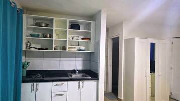 Monolocale Deluxe, balcone, vista piscina | Cucina privata | Frigorifero, pentole/stoviglie/utensili