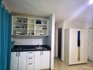 Monolocale Deluxe, balcone, vista piscina | Cucina privata | Frigorifero, pentole/stoviglie/utensili