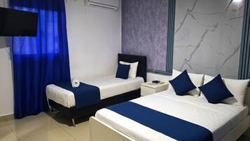 Monolocale Deluxe, balcone, vista piscina | Una cassaforte in camera, Wi-Fi gratuito