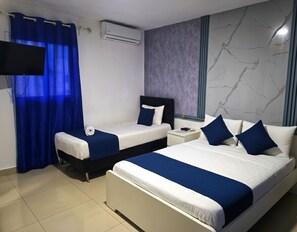 Monolocale Deluxe, balcone, vista piscina | Una cassaforte in camera, Wi-Fi gratuito