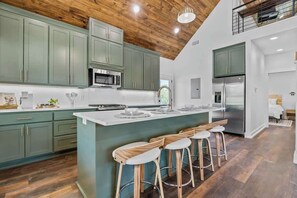 Fridge, microwave, oven, stovetop - Luxury Cabin Getaway (Hot Springs)