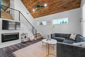 TV, fireplace, offices - Luxury Cabin Getaway (Hot Springs)