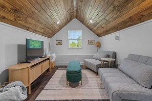 TV, fireplace, offices - Luxury Cabin Getaway (Hot Springs)