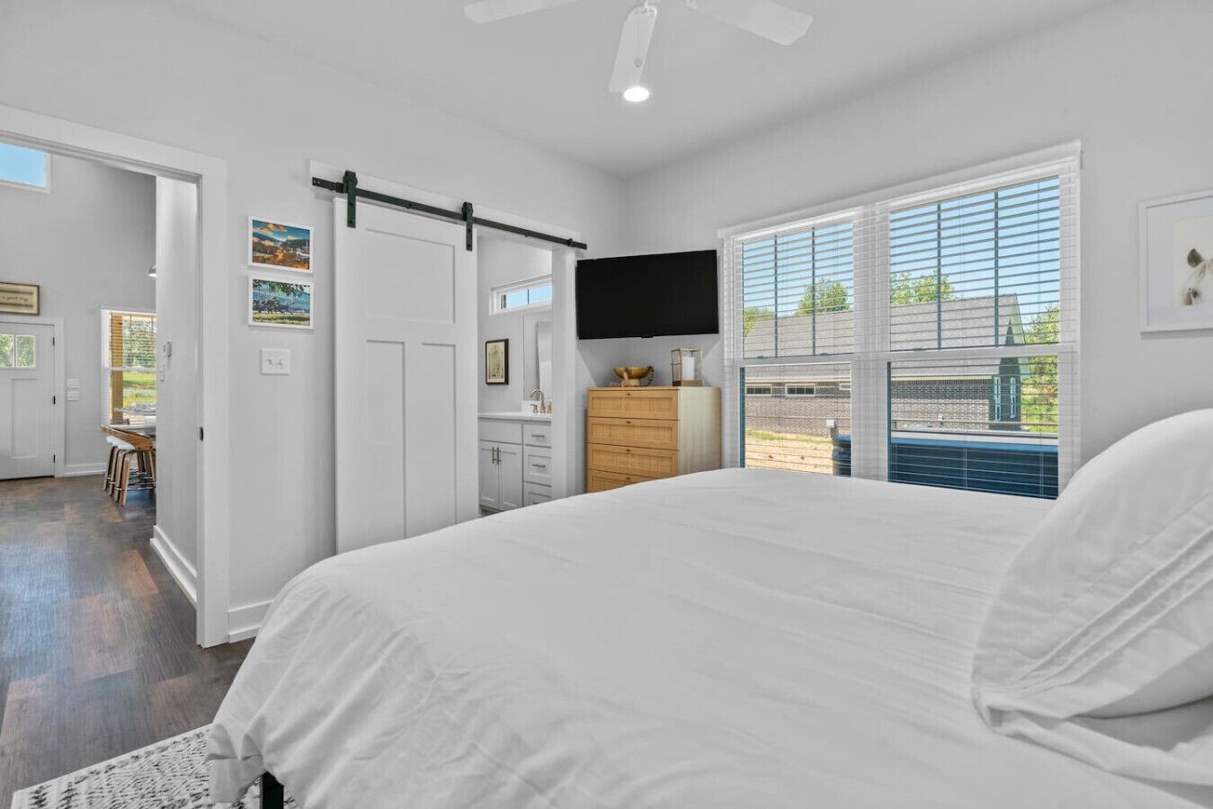 2 quartos, escrivaninha, ferros/tábuas de passar roupa, berço de viagem