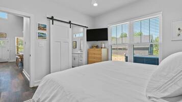 2 bedrooms, desk, iron/ironing board, travel crib