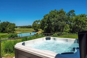 Outdoor spa tub - Luxury Cabin Getaway (Hot Springs)
