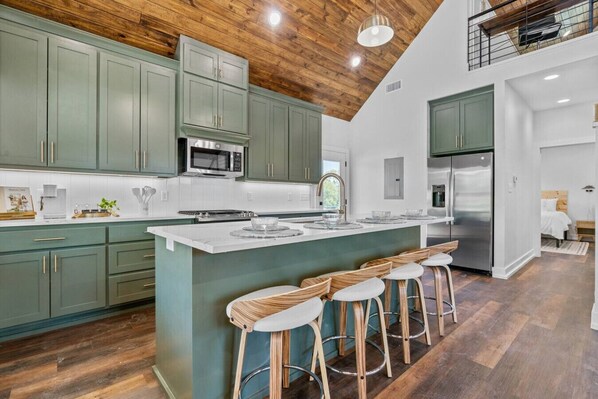 ثلاجة، ميكروويف، فرن، موقد طهي مسطح