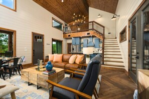 Smart TV, fireplace, video games - Private & Central | Pool Table, Hot Tub, Playset (Broken Bow)