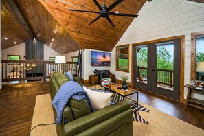 Smart TV, fireplace, video games - Private & Central | Pool Table, Hot Tub, Playset (Broken Bow)