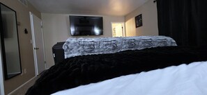 4 bedrooms, desk, iron/ironing board, travel crib - Hot Tub, Pool Table, Swing Sets, Theater, Kayaks (Page)