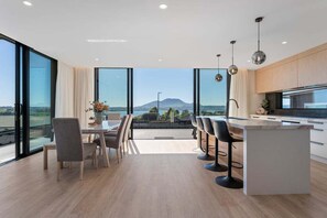 Interior - Acacia Bay Views (Taupo)