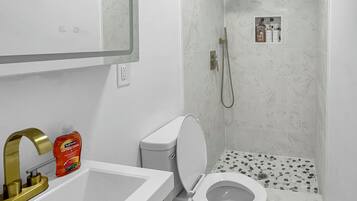 Secador de cabelo, toalhas de banho, sabonete, papel higiênico