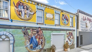 Un bâtiment orné de peintures murales colorées et portant une enseigne indiquant « La Galeria dei Mandorli ».