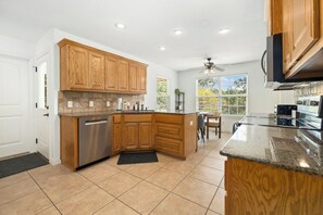 Fridge, microwave, oven, stovetop - The Rock House (Bella Vista)