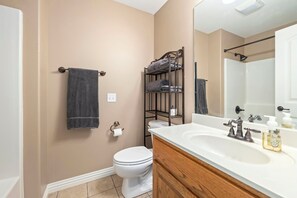 Hair dryer, towels, soap, shampoo - The Rock House (Bella Vista)
