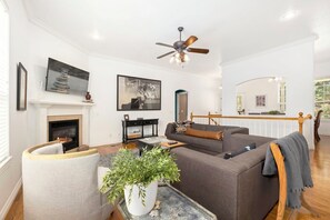 Smart TV, fireplace - The Rock House (Bella Vista)