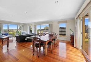 Televisión y chimenea 