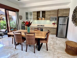 Fridge, microwave, oven, stovetop - Villa Alamaya – Tranquility & Comfort in the Heart of Sanur (Sanur)