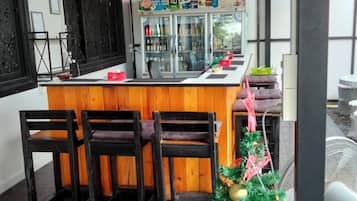 Apartamento, 1 habitación, accesible para personas con discapacidad, fumadores | Bar (en el alojamiento)