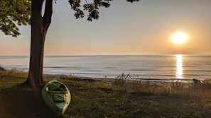 Rannalla, aurinkotuoleja, rantapyyhkeitä