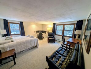 3 makuuhuonetta, työpöytä, silitysrauta/-lauta, vauvan matkasänky