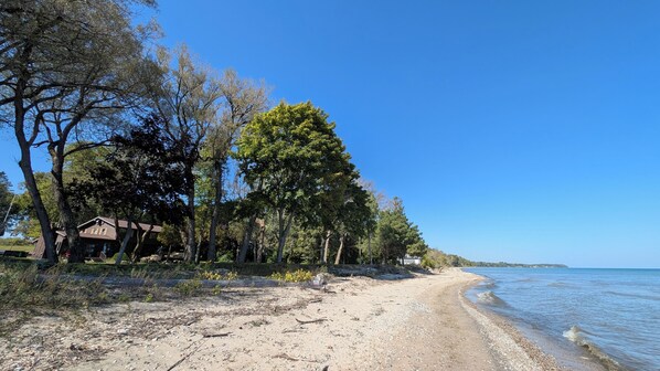 På stranden, solsenger og strandhåndklær