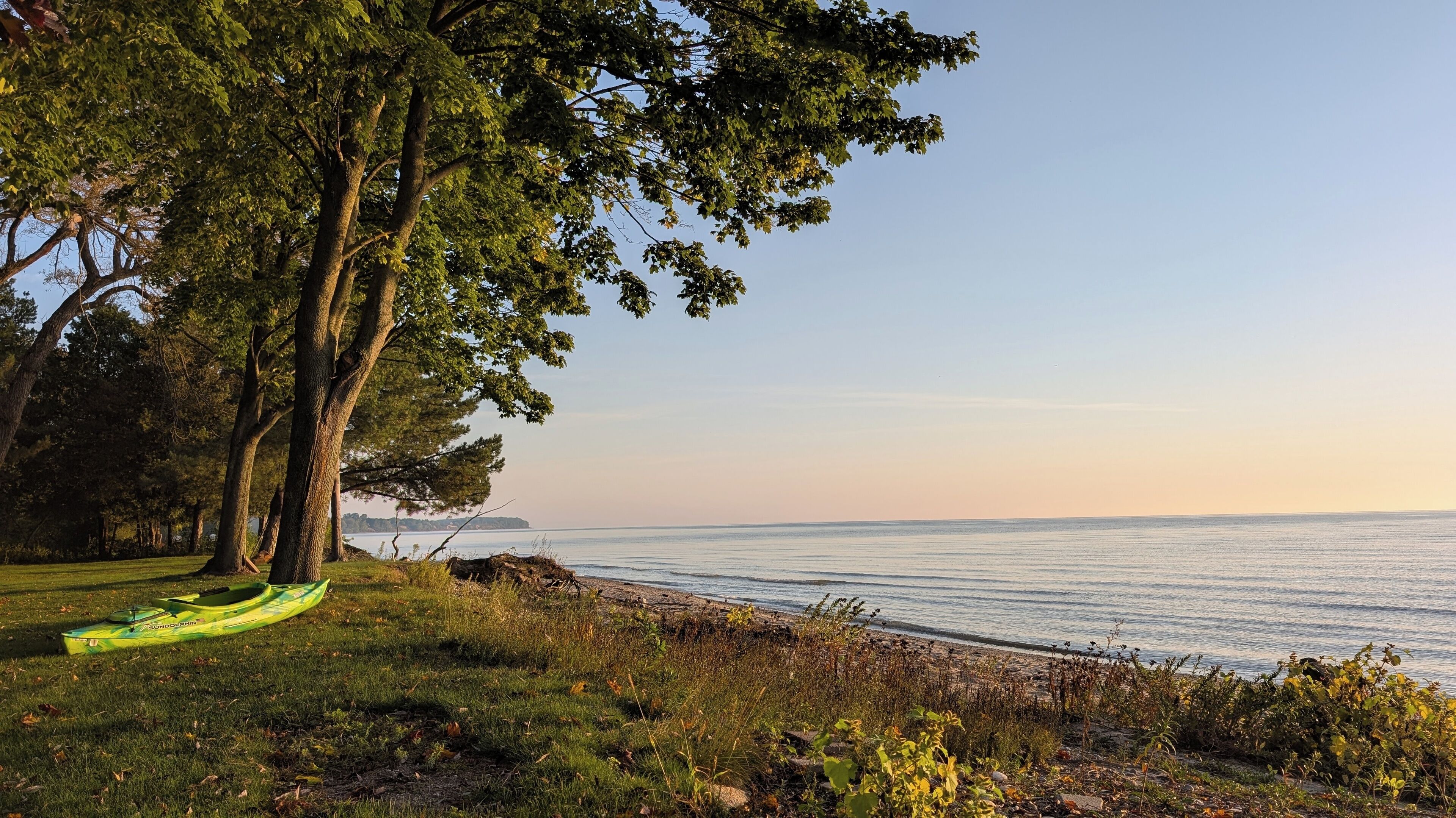 在海滩、沙滩椅、沙滩毛巾