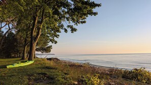 En la playa, camastros y toallas de playa 