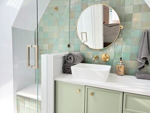 Shower, hair dryer, towels, soap - Whimsical Studio on the Eastside (Austin)