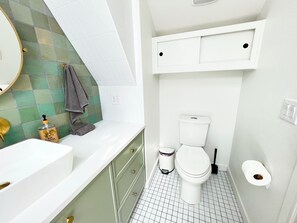 Shower, hair dryer, towels, soap - Whimsical Studio on the Eastside (Austin)