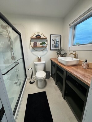 تجهيزات دش، مجففات شعر، مناشف، صابون