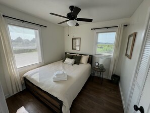 4 bedrooms, iron/ironing board, WiFi, bed sheets - The Huron Valley Farm
Near Cedar Point Huron Hot Tub firepit, beautiful scenery (Huron)