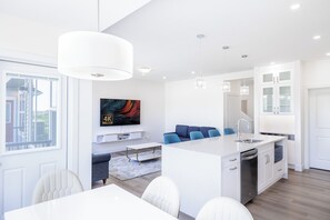 Dining - 5BR House for 10 Near Calgary's Top Attractions (Calgary)