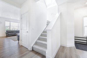 Interior - 5BR House for 10 Near Calgary's Top Attractions (Calgary)